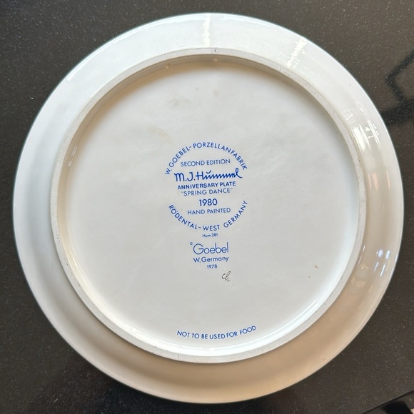 9 Pc. Hummel Collection Plate Bundle - Picture 15 of 16